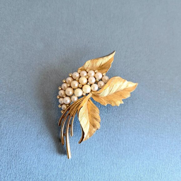 Vintage Crown Trifari faux pearls and clear rhinestones gold tone brooch. - Picture 2 of 7